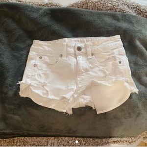 AMERICAN EAGLE WHITE DENIM SHORTS